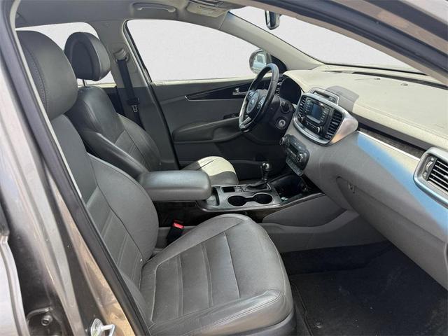 Photo of 2016 Titanium Silver Kia Sorento
