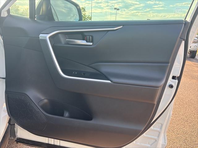 Photo of 2020 Super White Toyota RAV4 Hybrid