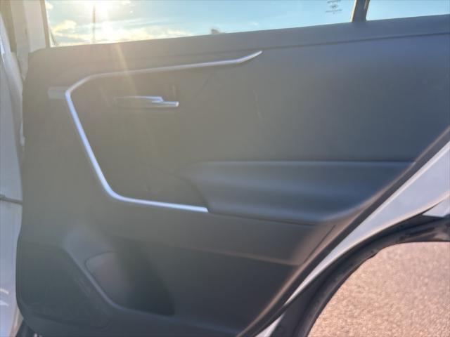 Photo of 2020 Super White Toyota RAV4 Hybrid
