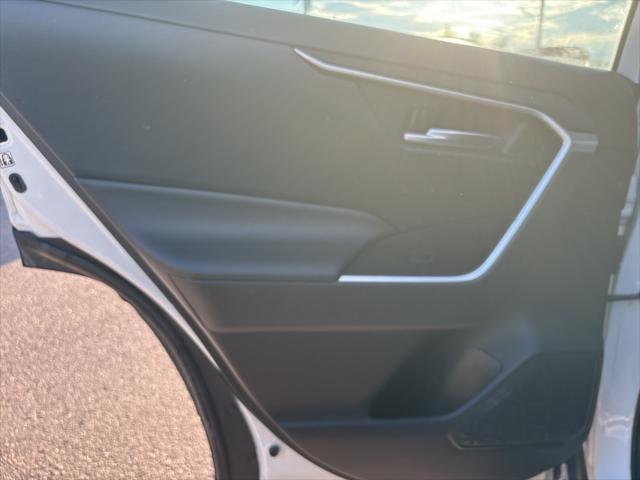 Photo of 2020 Super White Toyota RAV4 Hybrid