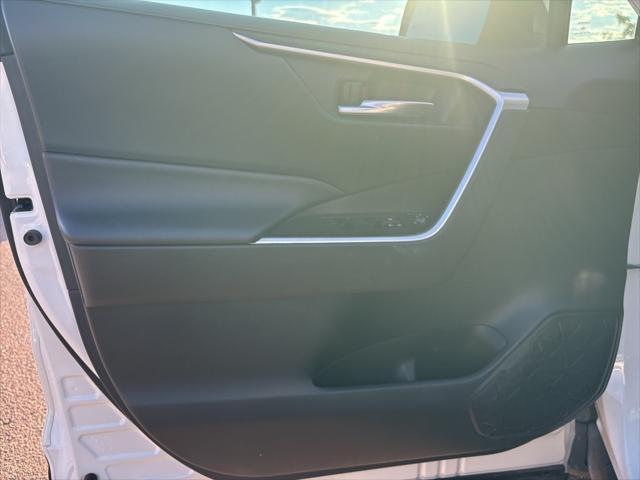 Photo of 2020 Super White Toyota RAV4 Hybrid