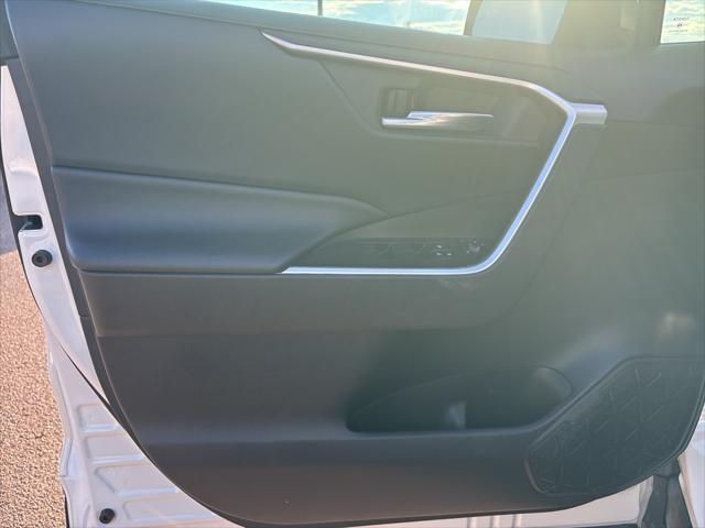 Photo of 2020 Super White Toyota RAV4 Hybrid
