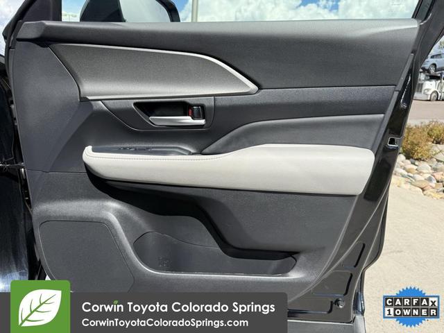 Photo of 2025 Midnight Black Metallic Toyota Grand Highlander