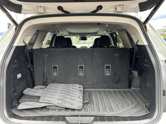 Photo of 2023 Crystal White Pearl Subaru Ascent