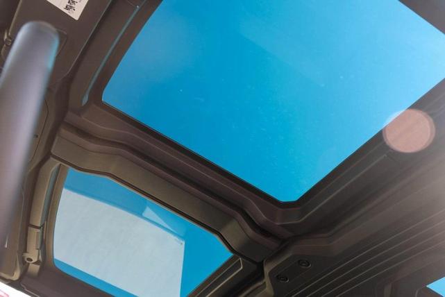 Photo of 2022 White GMC HUMMER EV