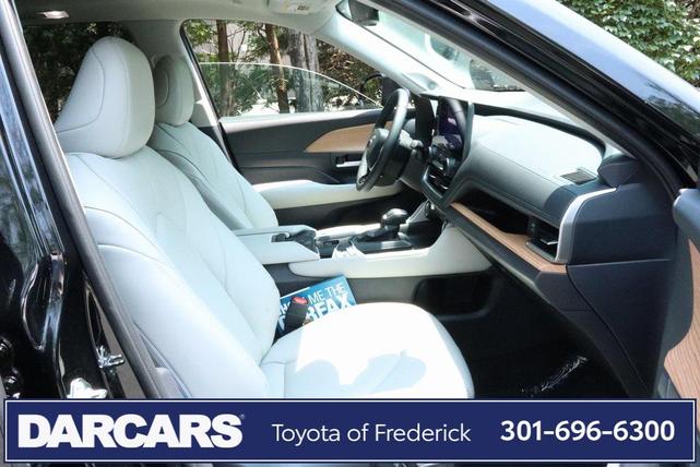 Photo of 2025 Midnight Black Metallic Toyota Grand Highlander