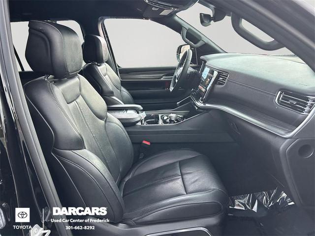 Photo of 2023 Diamond Black Crystal Pearlcoat Jeep Wagoneer L