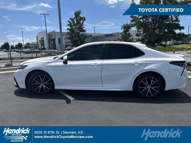 Photo of 2021 Super White Toyota Camry