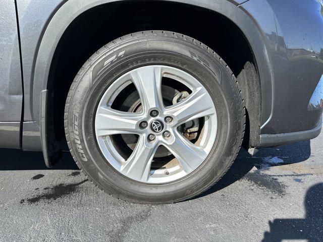 Photo of 2023 Magnetic Gray Metallic Toyota Highlander