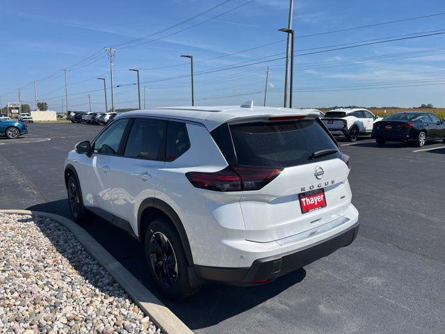 Photo of 2026 Everest White Pearl Tricoat Nissan Rogue