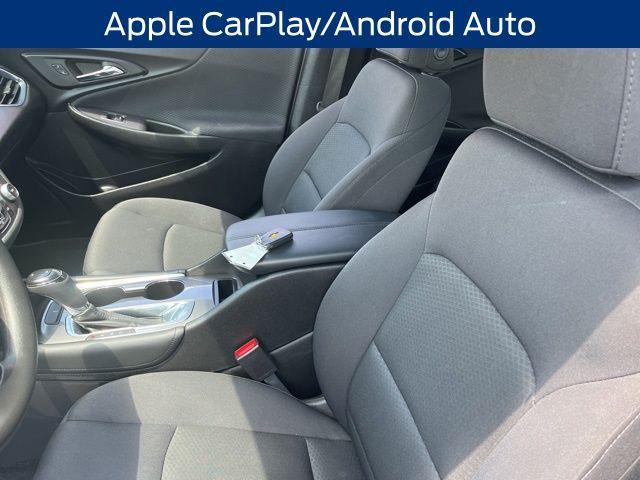 Photo of 2017 Silver Ice Metallic Chevrolet Malibu
