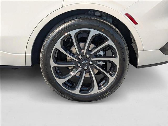 Photo of 2025 White Platinum Metallic Tri-Coat Lincoln Nautilus