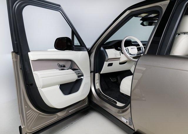 Photo of 2025 Batumi Gold Land Rover Range Rover