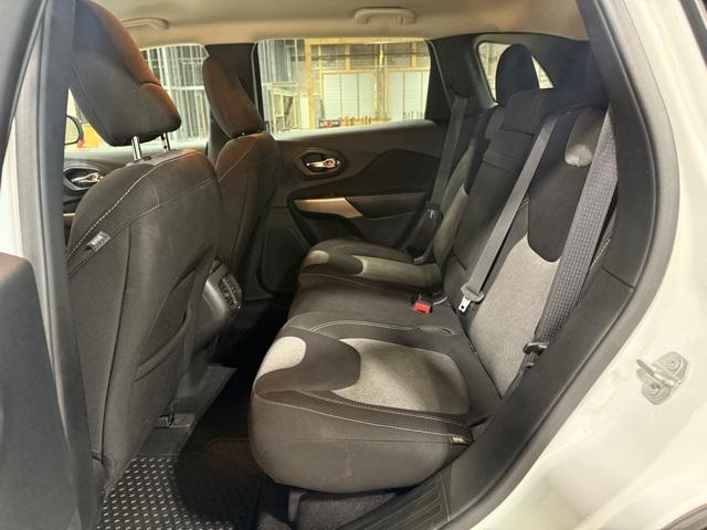 Photo of 2018 Bright White Clearcoat Jeep Cherokee