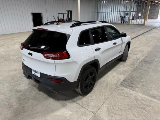Photo of 2018 Bright White Clearcoat Jeep Cherokee
