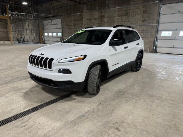 Photo of 2018 Bright White Clearcoat Jeep Cherokee