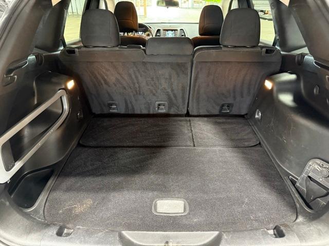 Photo of 2018 Bright White Clearcoat Jeep Cherokee