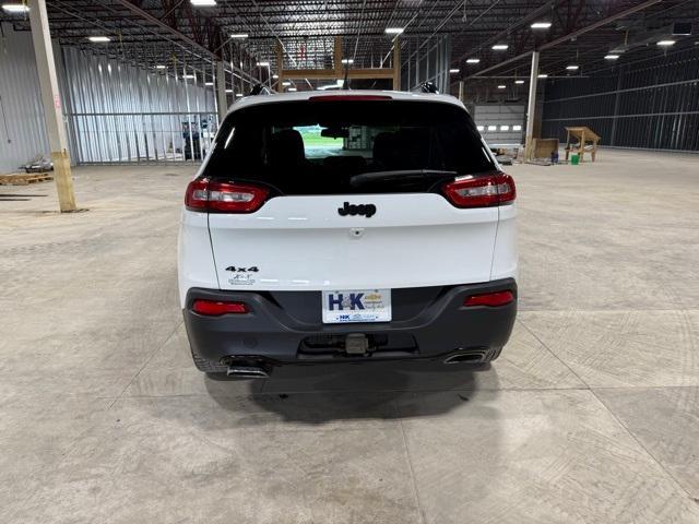 Photo of 2018 Bright White Clearcoat Jeep Cherokee