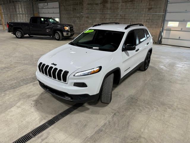 Photo of 2018 Bright White Clearcoat Jeep Cherokee