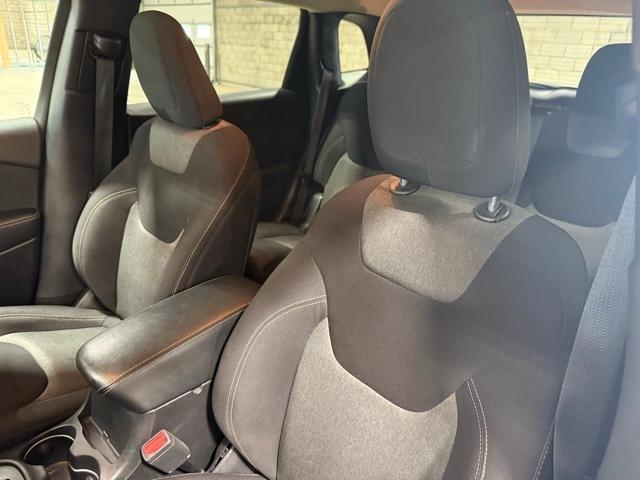 Photo of 2018 Bright White Clearcoat Jeep Cherokee
