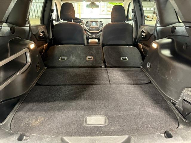 Photo of 2018 Bright White Clearcoat Jeep Cherokee