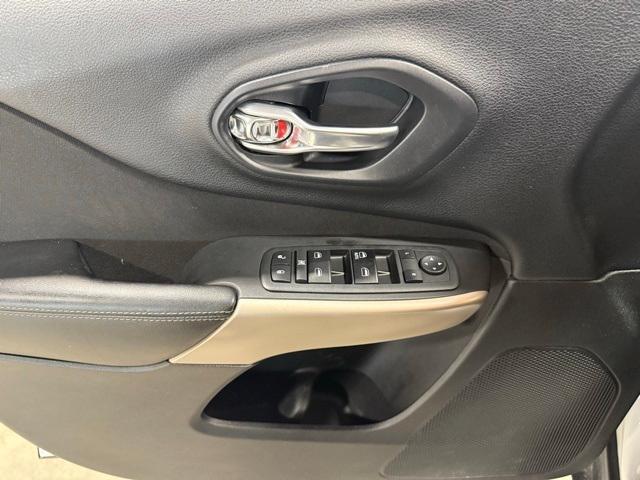 Photo of 2018 Bright White Clearcoat Jeep Cherokee