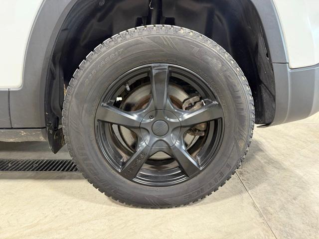 Photo of 2018 Bright White Clearcoat Jeep Cherokee