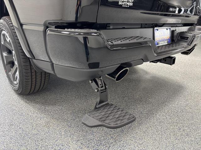 Photo of 2026 Diamond Black Crystal Pearlcoat RAM 1500