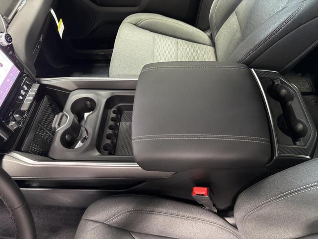 Photo of 2026 Diamond Black Crystal Pearlcoat RAM 1500
