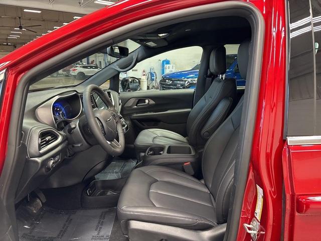 Photo of 2025 Red Hot Pearl-Coat Exterior Paint Chrysler Pacifica