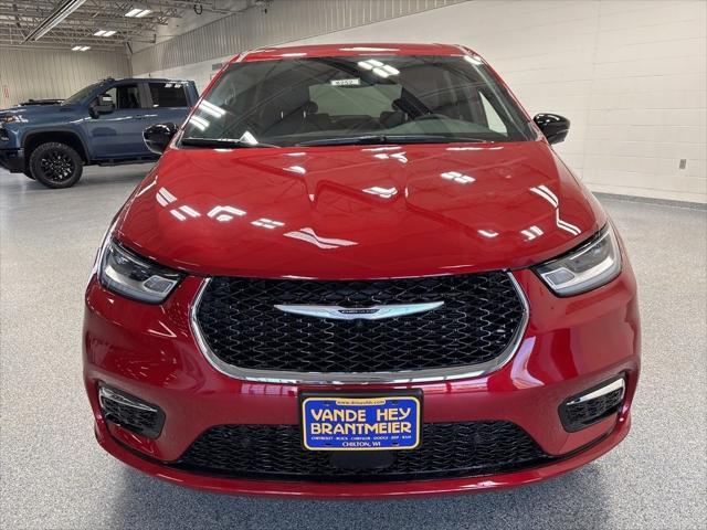 Photo of 2025 Red Hot Pearlcoat Chrysler Pacifica
