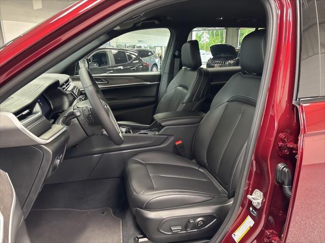 Photo of 2025 Velvet Red Pearl-Coat Exterior Paint Jeep Grand Cherokee
