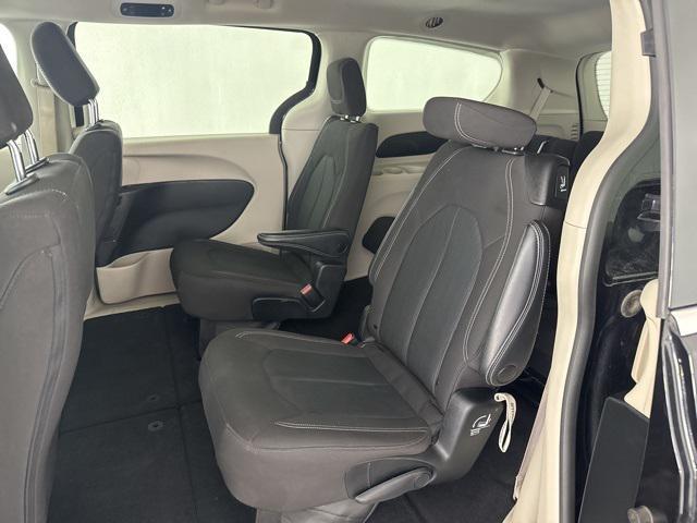 Photo of 2023 Brilliant Black Crystal Pearlcoat Chrysler Voyager
