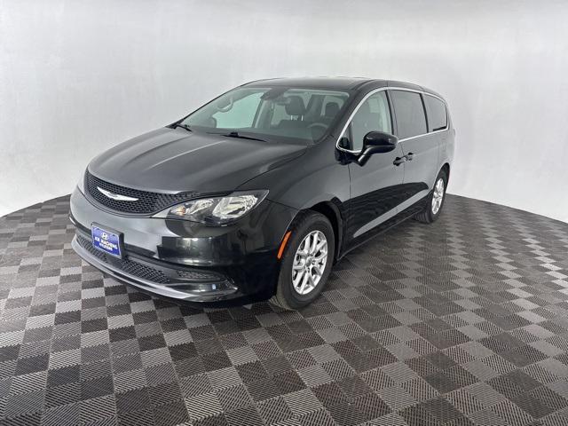 Photo of 2023 Brilliant Black Crystal Pearlcoat Chrysler Voyager