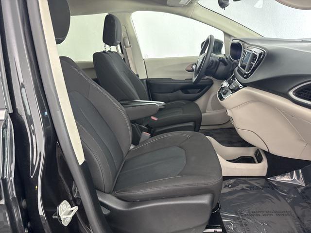 Photo of 2023 Brilliant Black Crystal Pearlcoat Chrysler Voyager