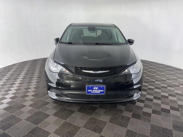 Photo of 2023 Brilliant Black Crystal Pearlcoat Chrysler Voyager