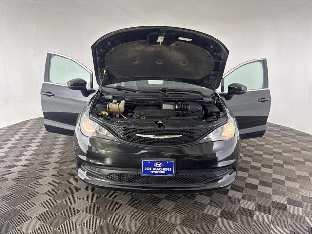 Photo of 2023 Brilliant Black Crystal Pearlcoat Chrysler Voyager