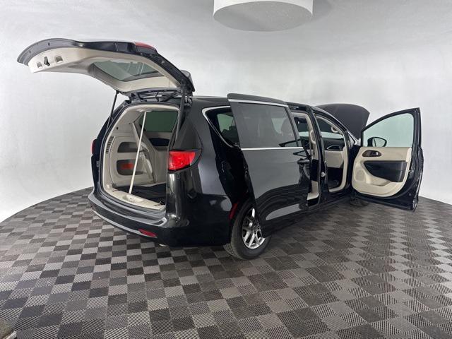 Photo of 2023 Brilliant Black Crystal Pearlcoat Chrysler Voyager