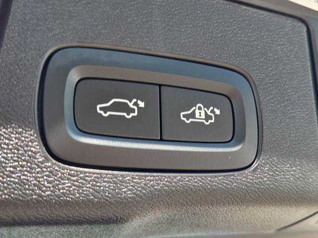 Photo of 2025 Onyx Black Metallic Volvo XC60