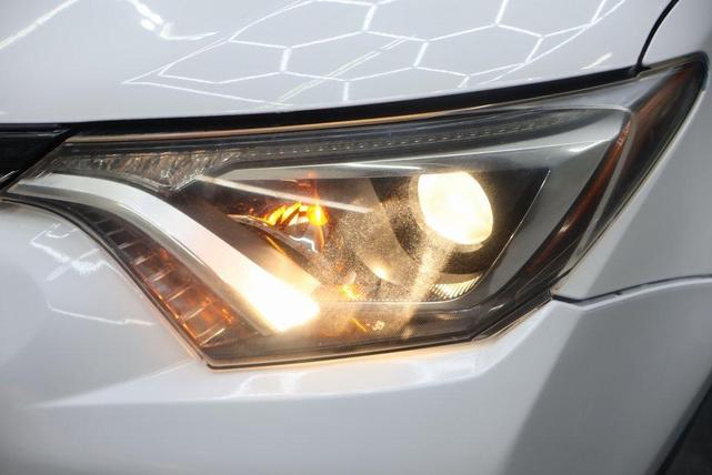 Photo of 2016 Super White Toyota RAV4