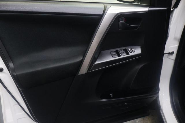 Photo of 2016 Super White Toyota RAV4