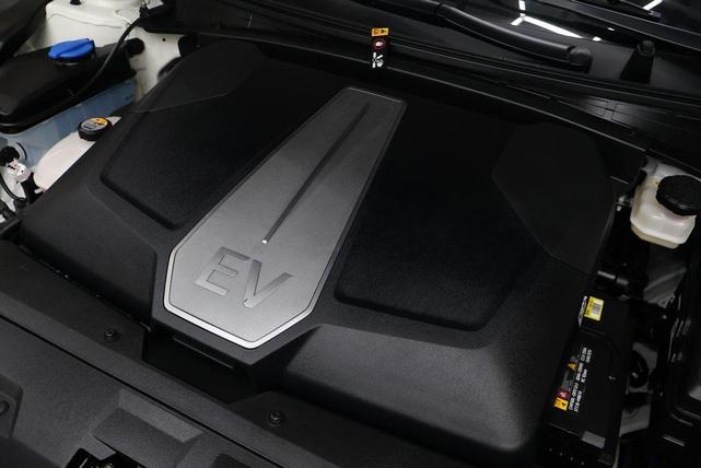 Photo of 2024 Snow White Pearl Kia EV6