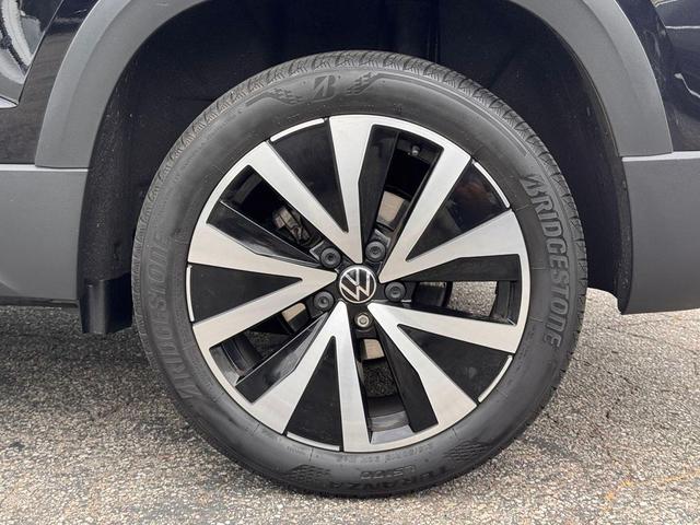 Photo of 2022 Deep Black Volkswagen Taos