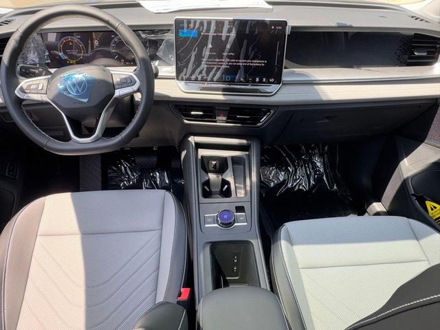 Photo of 2025 Pyrite Silver Metallic Volkswagen Tiguan