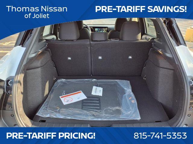 Photo of 2025 2t Wht Blk Roof Nissan Kicks