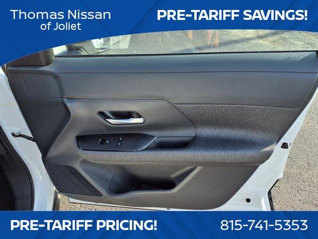 Photo of 2025 2t Wht Blk Roof Nissan Kicks