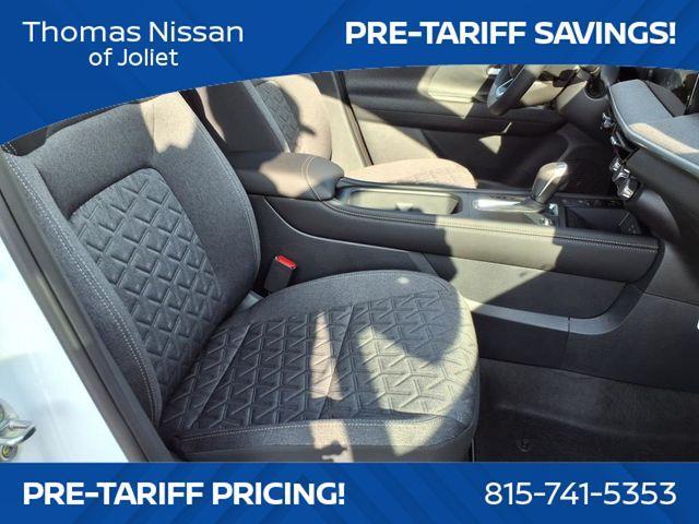 Photo of 2025 2t Wht Blk Roof Nissan Kicks