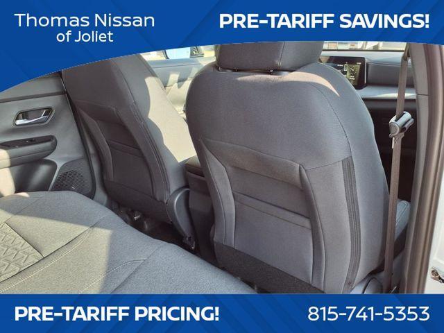 Photo of 2025 2t Wht Blk Roof Nissan Kicks