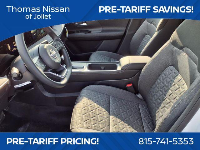 Photo of 2025 2t Wht Blk Roof Nissan Kicks