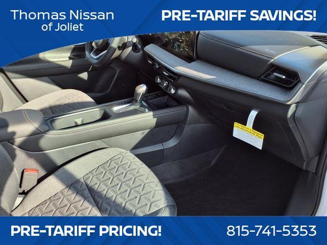 Photo of 2025 2t Wht Blk Roof Nissan Kicks